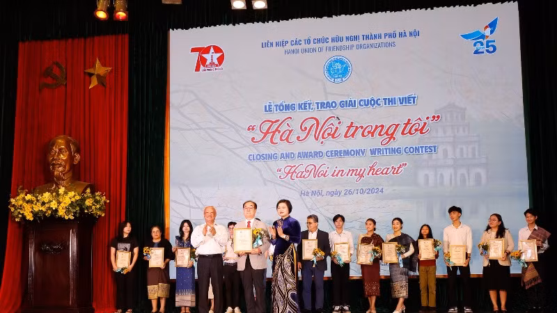 GS, TS Ahn Kyong Hwan (Hàn Quốc) giành giải Đặc biệt cuộc thi Hà Nội trong tôi.