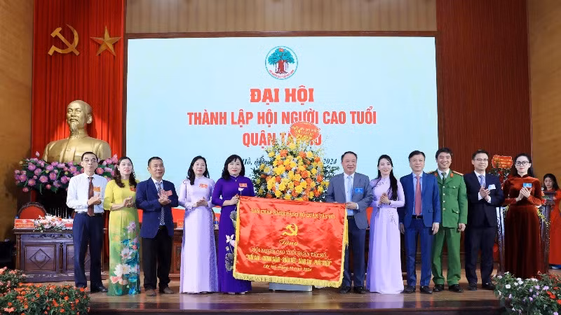 Đại diện Quận ủy, Ủy ban nhân dân quận và các tổ chức chính trị-xã hội quận Tây Hồ chúc mừng Đại hội thành lập Hội Người cao tuổi quận.