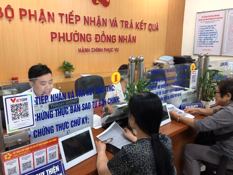 Người dân thực hiện thủ tục hành chính tại Bộ phận một cửa phường Đồng Nhân, quận Hai Bà Trưng, Hà Nội.