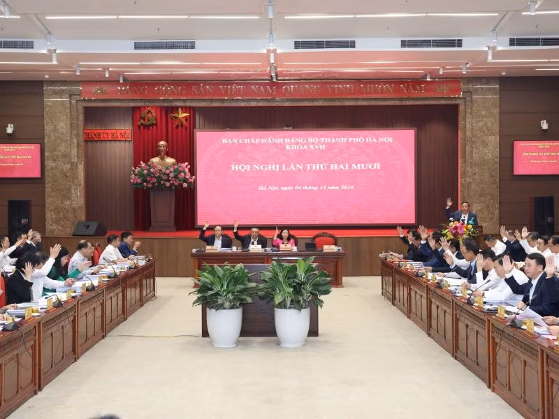 Ban Chấp hành Đảng bộ thành phố Hà Nội biểu quyết thông qua chương trình kỳ họp thứ 20. Ảnh: Viết Thành.