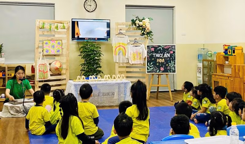 Cô giáo hướng dẫn các bé tạo hình qua màn hình. Cô giáo hướng dẫn các bé tạo hình qua màn hình.