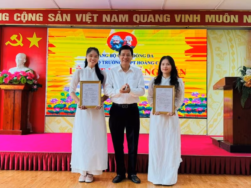 Phó Bí thư Thường trực Quận ủy Đống Đa Nguyễn Anh Cường trao quyết định kết nạp đảng viên cho hai học sinh ưu tú Trường THPT Hoàng Cầu. Phó Bí thư Thường trực Quận ủy Đống Đa Nguyễn Anh Cường trao quyết định kết nạp đảng viên cho hai học sinh ưu tú Trường THPT Hoàng Cầu.