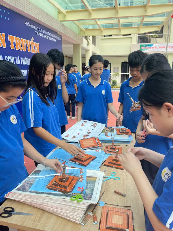 Học sinh Trường trung học cơ sở Thái Thịnh trong giờ sinh hoạt tập thể.