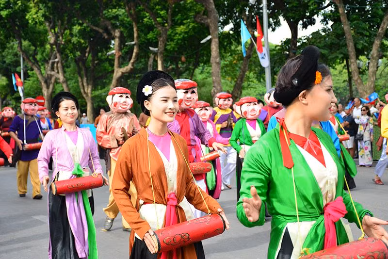 Người dân Thủ đô tham gia lễ hội Hòa bình tổ chức khu vực hồ Hoàn Kiếm trong dịp kỷ niệm 70 năm Ngày Giải phóng Thủ đô. (Ảnh: PHONG ANH) Người dân Thủ đô tham gia lễ hội Hòa bình tổ chức khu vực hồ Hoàn Kiếm trong dịp kỷ niệm 70 năm Ngày Giải phóng Thủ đô. (Ảnh: PHONG ANH)