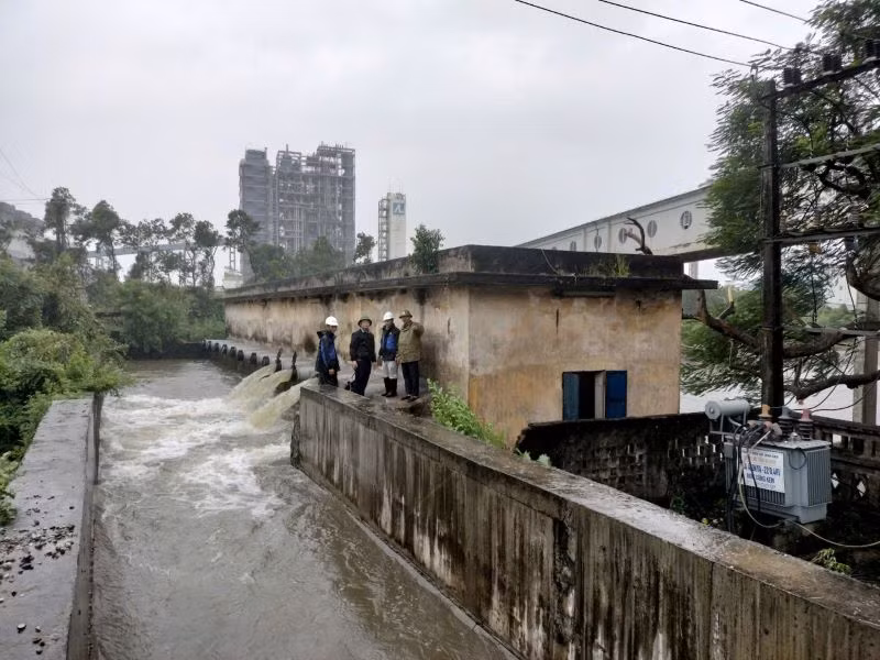 Cơ quan chức năng kiểm tra khu vực xả thải tại một số khu, cụm công nghiệp trên địa bàn huyện Yên Khánh, tỉnh Ninh Bình. (Ảnh: Văn Lúa)