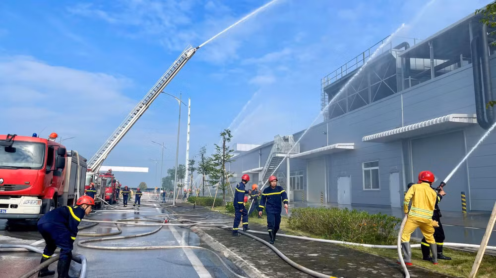 Ban chỉ đạo phòng cháy, chữa cháy và cứu nạn cứu hộ tỉnh Ninh Bình huy động tối đa lực lượng người và phương tiện tham gia dập tắt vụ cháy.