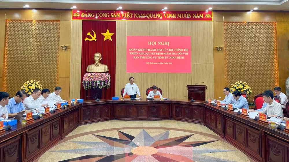 Quang cảnh buổi làm việc. 