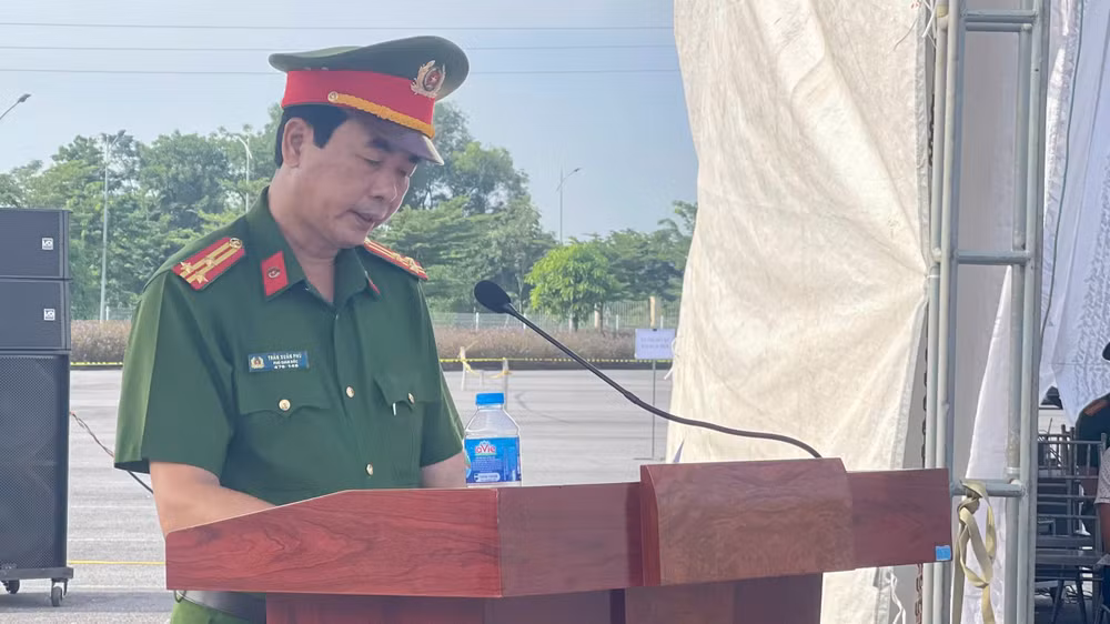 Thượng tá Trần Xuân Phú, Phó Giám đốc Công an tỉnh Ninh Bình phát biểu tại buổi diễn tập.