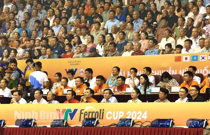 Các đại biểu dự chung kết và trao thưởng Giải Bóng chuyền nữ quốc tế VTV Ferroli Cup 2024.