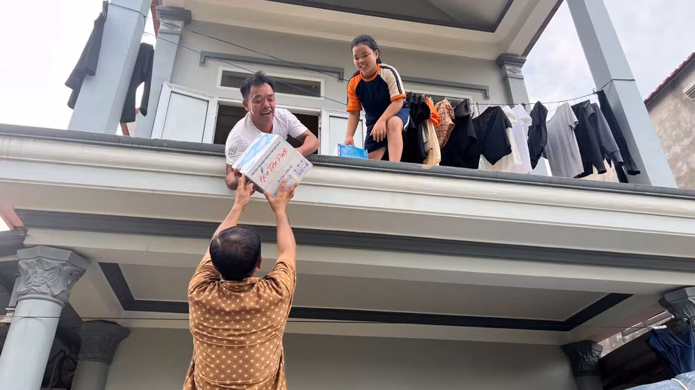 Người dân xã Gia Thủy, huyện Nho Quan tiếp nhận nhu yếu phẩm cứu trợ của các nhà hảo tâm.
