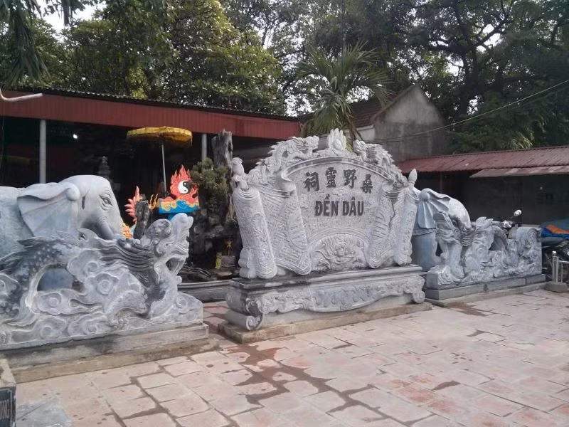 Đền Dâu có từ trước năm 1592, thuộc tổng Đàm Khánh, huyện Yên Mô (gồm địa phận các phường Yên Bình, Tân Bình, Bắc Sơn, Trung Sơn, Tây Sơn và Nam Sơn hiện nay) và các địa phương cùng nhau cúng tiến, xây dựng nên. (Ảnh: VĂN LÚA)