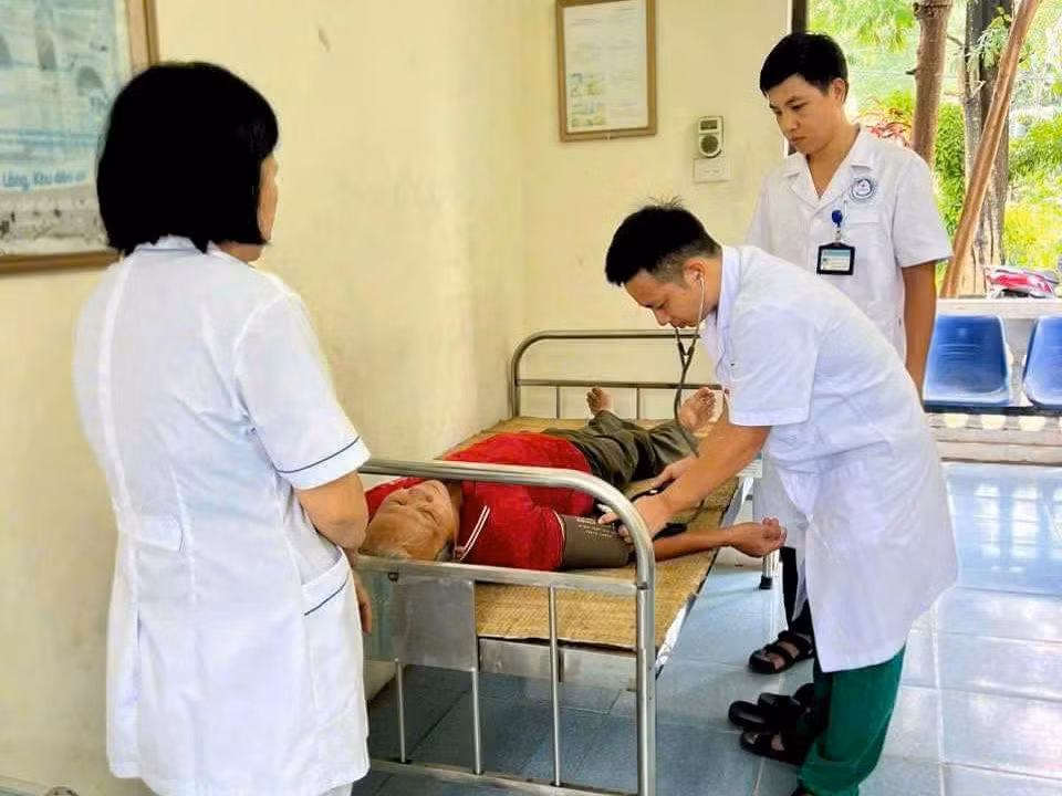 Theo đó, Đoàn với 28 cán bộ y bác sĩ chia làm 13 tổ: 1 tổ thường trực cấp cứu tại Bệnh viện Đa khoa huyện Nho Quan; 12 tổ xuống các xã bị ngập úng như: Sơn Lai, Quỳnh Lưu, Lạc Vân, Đức Long, Gia Tường, Gia Lâm, Thạch Bình, Phú Sơn, Thượng Hòa, Xích Thổ, ... Theo đó, Đoàn với 28 cán bộ y bác sĩ chia làm 13 tổ: 1 tổ thường trực cấp cứu tại Bệnh viện Đa khoa huyện Nho Quan; 12 tổ xuống các xã bị ngập úng như: Sơn Lai, Quỳnh Lưu, Lạc Vân, Đức Long, Gia Tường, Gia Lâm, Thạch Bình, Phú Sơn, Thượng Hòa, Xích Thổ, ...
