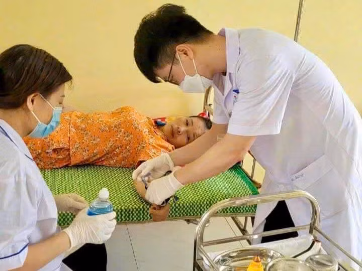 Tại các điểm hỗ trợ, Đoàn y bác sĩ bệnh viện đã nhanh chóng bố trí nhân lực khám, điều trị, cấp phát thuốc cho người dân. Tại các điểm hỗ trợ, Đoàn y bác sĩ bệnh viện đã nhanh chóng bố trí nhân lực khám, điều trị, cấp phát thuốc cho người dân.