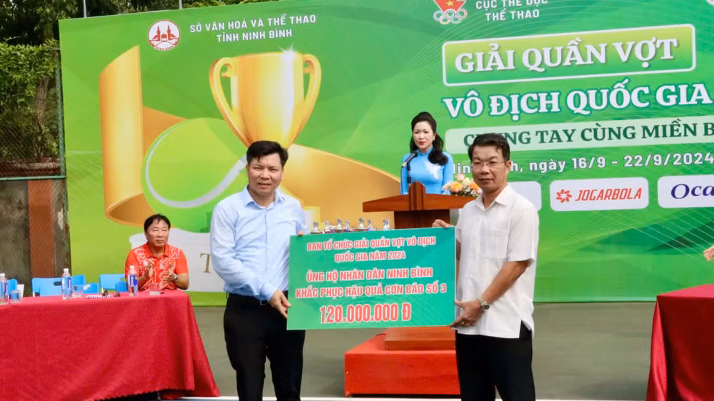 Đại diện Ban tổ chức giải trao số tiền 120 triệu đồng cho Ủy ban Mặt trận Tổ quốc Việt Nam tỉnh Ninh Bình để ủng hộ đồng bào bị thiên tai bão lũ.