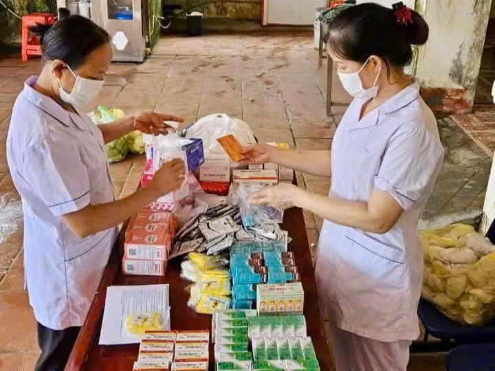 Mỗi y, bác sĩ đều luôn mang theo tinh thần “xung kích vì sức khỏe cộng đồng”, khi có lệnh triệu tập, sẵn sàng lên đường, với tinh thần nhiệt huyết, phát huy hết khả năng của mình. Mỗi y, bác sĩ đều luôn mang theo tinh thần “xung kích vì sức khỏe cộng đồng”, khi có lệnh triệu tập, sẵn sàng lên đường, với tinh thần nhiệt huyết, phát huy hết khả năng của mình.