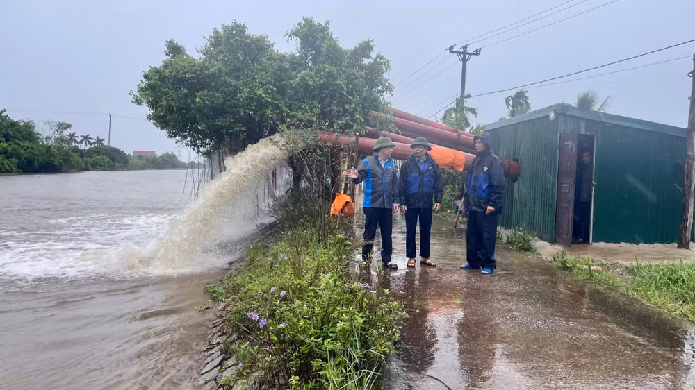 Công ty TNHH một thành viên Khai thác công trình thủy lợi tỉnh Ninh Bình thành lập nhiều trạm bơm dã chiến chống ngập úng ở các vùng trọng điểm của tỉnh. Công ty TNHH một thành viên Khai thác công trình thủy lợi tỉnh Ninh Bình thành lập nhiều trạm bơm dã chiến chống ngập úng ở các vùng trọng điểm của tỉnh.