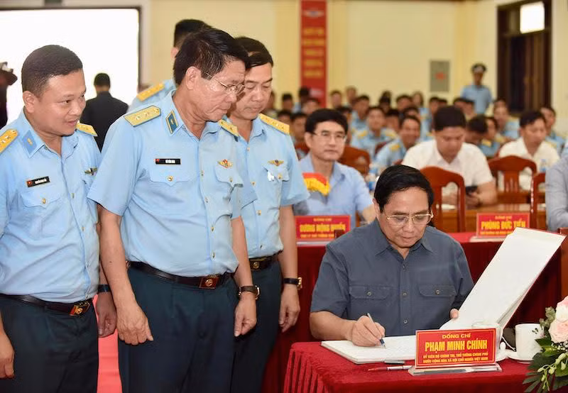 Thủ tướng ghi lưu bút khi tới thăm Trung đoàn không quân 921. Thủ tướng ghi lưu bút khi tới thăm Trung đoàn không quân 921.