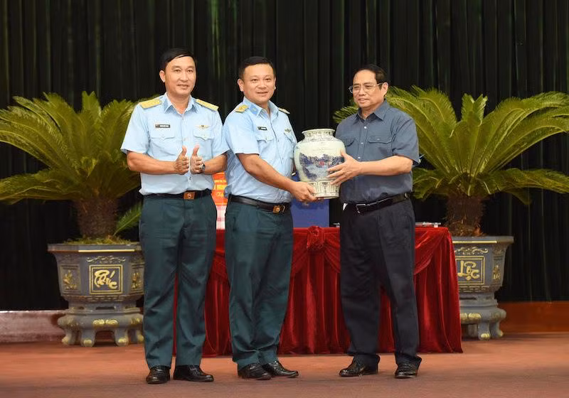 Thủ tướng Phạm Minh Chính tặng quà cho cán bộ, chiến sĩ Trung đoàn không quân 921, Sư đoàn 371. Thủ tướng Phạm Minh Chính tặng quà cho cán bộ, chiến sĩ Trung đoàn không quân 921, Sư đoàn 371.