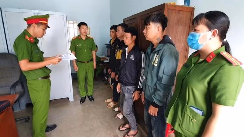 Các đối tượng tại cơ quan Công an.
