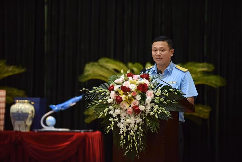 Đại diện Ban Chỉ huy Trung đoàn 921 phát biểu báo cáo công tác của Trung đoàn với Thủ tướng và Đoàn công tác. Đại diện Ban Chỉ huy Trung đoàn 921 phát biểu báo cáo công tác của Trung đoàn với Thủ tướng và Đoàn công tác.