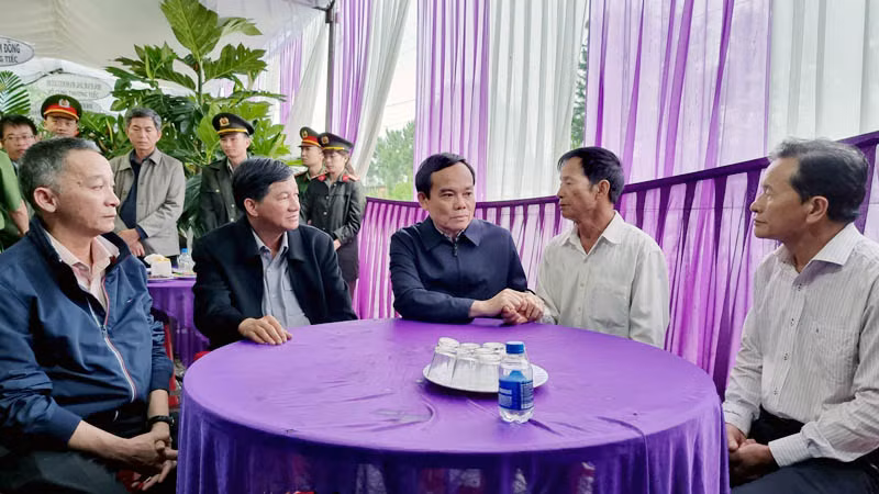 Phó Thủ tướng Trần Lưu Quang thăm hỏi, chia buồn cùng gia đình cán bộ, chiến sĩ hy sinh khi thực hiện nhiệm vụ trên đèo Bảo Lộc.