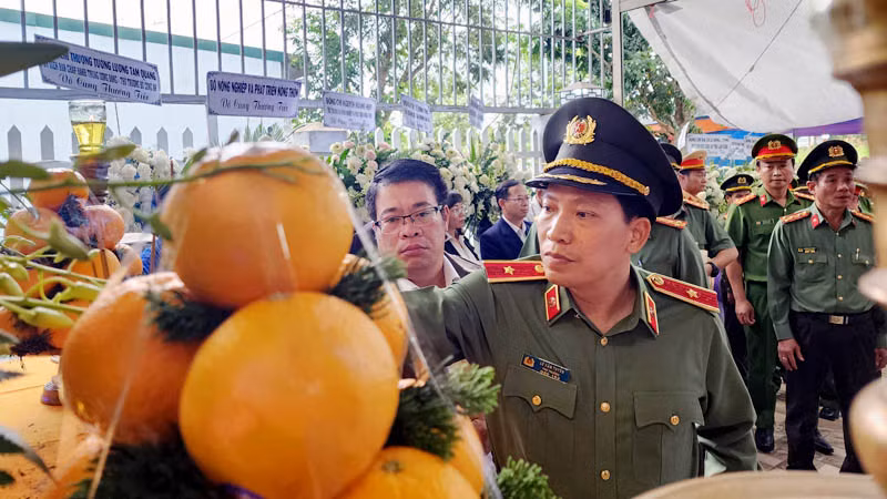 Thứ trưởng Công an Lê Văn Tuyến và lãnh đạo tỉnh Lâm Đồng viếng các cán bộ, chiến sĩ cảnh sát giao thông hy sinh khi làm nhiệm vụ trên đèo Bảo Lộc. Thứ trưởng Công an Lê Văn Tuyến và lãnh đạo tỉnh Lâm Đồng viếng các cán bộ, chiến sĩ cảnh sát giao thông hy sinh khi làm nhiệm vụ trên đèo Bảo Lộc.