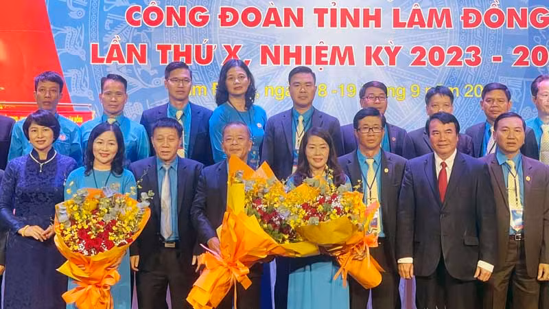 Đồng chí Hoàng Liên (hàng trước, thứ tư bên trái) tái đắc cử Chủ tịch Liên đoàn Lao động tỉnh Lâm Đồng. Đồng chí Hoàng Liên (hàng trước, thứ tư bên trái) tái đắc cử Chủ tịch Liên đoàn Lao động tỉnh Lâm Đồng.