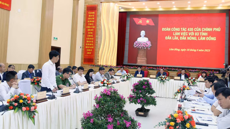 Đại diện các bộ, ngành Trung ương phát biểu ý kiến tại buổi làm việc.
