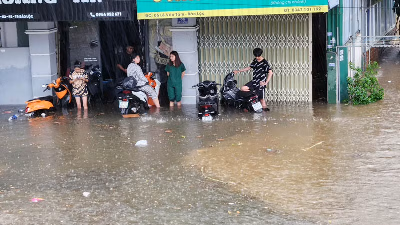 Trận mưa lớn làm nhiều nhà dân khu vực trung tâm TP Bảo Lộc bị ngập.