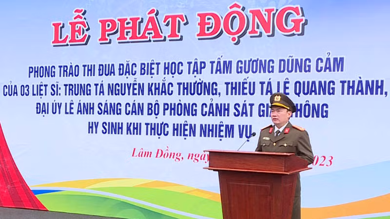Giám đốc Công an tỉnh Lâm Đồng phát động phong trào thi đua đặc biệt tại buổi lễ.