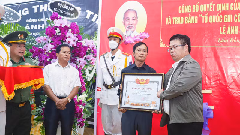 Phó Chủ tịch UBND tỉnh Lâm Đồng Nguyễn Ngọc Phúc trao bằng "Tổ quốc ghi công" cho thân nhân gia đình liệt sĩ Lê Ánh Sáng.