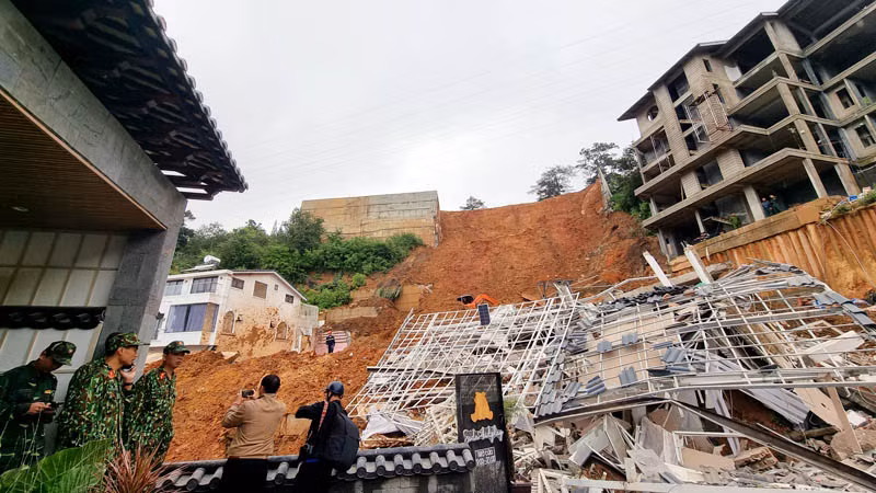 Hiện, công tác cứu hộ đang được triển khai khẩn trương.