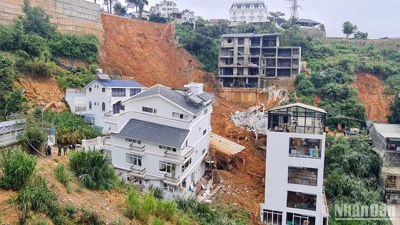 Hiện trường vụ sạt lở nghiêm trọng tại phường 10, thành phố Đà Lạt vào rạng sáng 29/6.