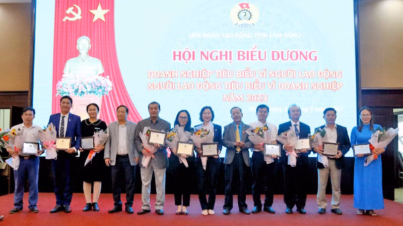 Ban tổ chức biểu dương các doanh nghiệp tiêu biểu vì người lao động. Ban tổ chức biểu dương các doanh nghiệp tiêu biểu vì người lao động.