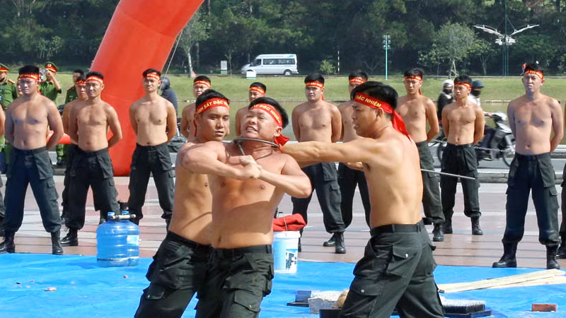 Lực lượng Bộ Tư lệnh Cảnh sát cơ động trình diễn màn dùng cổ để bẻ cong thanh thép. Lực lượng Bộ Tư lệnh Cảnh sát cơ động trình diễn màn dùng cổ để bẻ cong thanh thép.