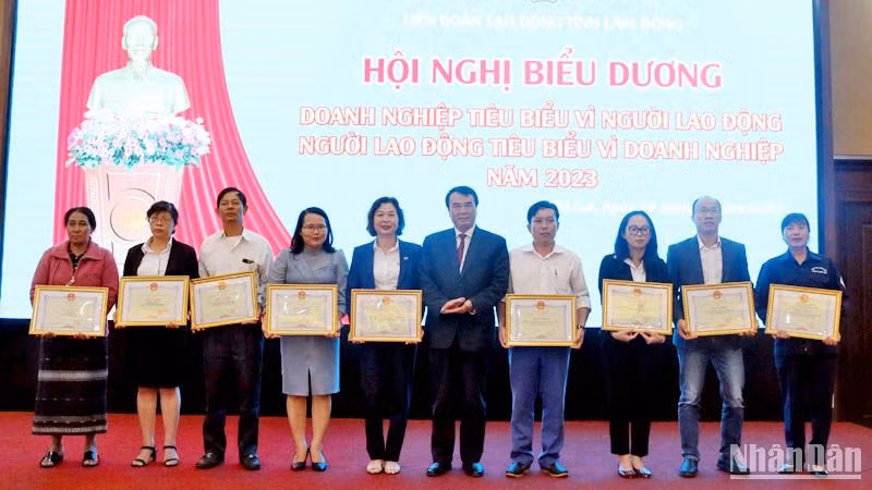 Các doanh nghiệp và người lao động tiêu biểu nhận Bằng khen của Chủ tịch UBND tỉnh Lâm Đồng.
