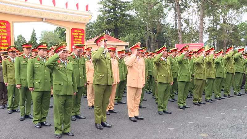 Mỗi cán bộ, chiến sĩ Công an tỉnh Lâm Đồng phát huy truyền thống Anh hùng cách mạng, nguyện đem sức lực, trí tuệ phụng sự Tổ quốc, phục vụ nhân dân.