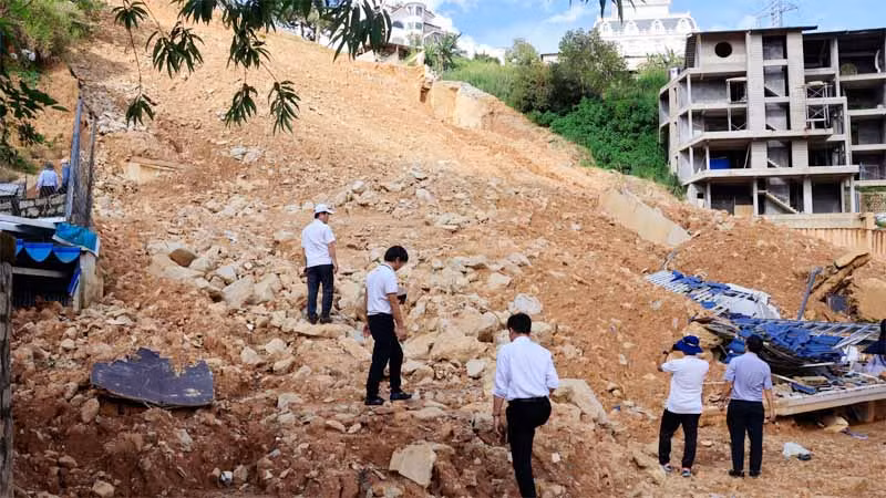 Đoàn chuyên gia khảo sát thực tế tại nhiều khu vực sạt lở, trượt đất trên địa bàn thành phố Đà Lạt. Đoàn chuyên gia khảo sát thực tế tại nhiều khu vực sạt lở, trượt đất trên địa bàn thành phố Đà Lạt.