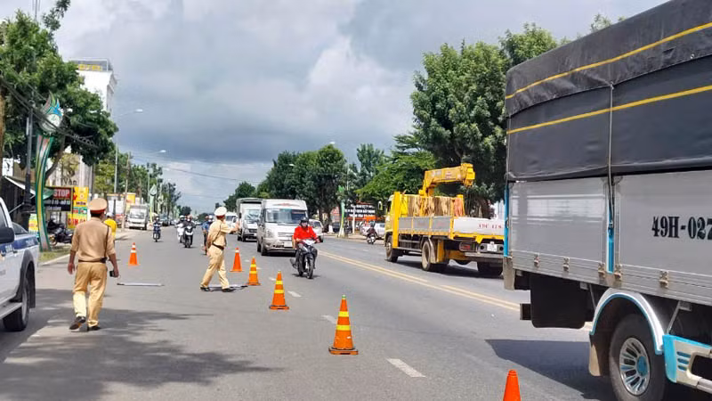 Lực lượng Cảnh sát giao thông tổ chức kiểm tra xe khách và xe vận tải hàng hóa trên quốc lộ 20.