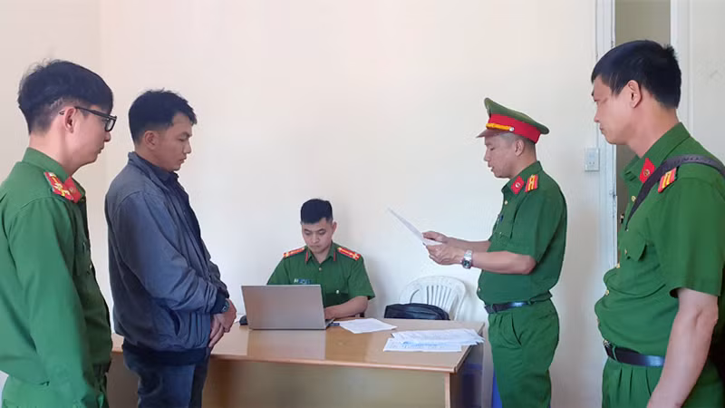 Cơ quan công an thực hiện lệnh bắt giam bị can.