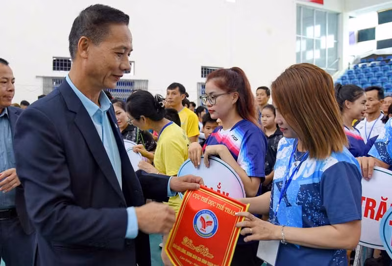 Ban tổ chức trao cờ lưu niệm cho các đoàn tham gia giải.