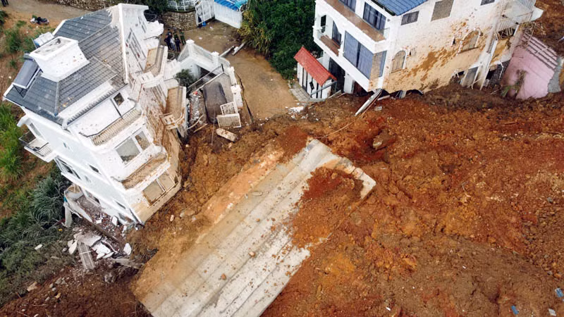 Vụ sạt lở nghiêm trọng tại Đà Lạt gây ảnh hưởng lớn đến nhiều ngôi nhà trong khu vực. Vụ sạt lở nghiêm trọng tại Đà Lạt gây ảnh hưởng lớn đến nhiều ngôi nhà trong khu vực.