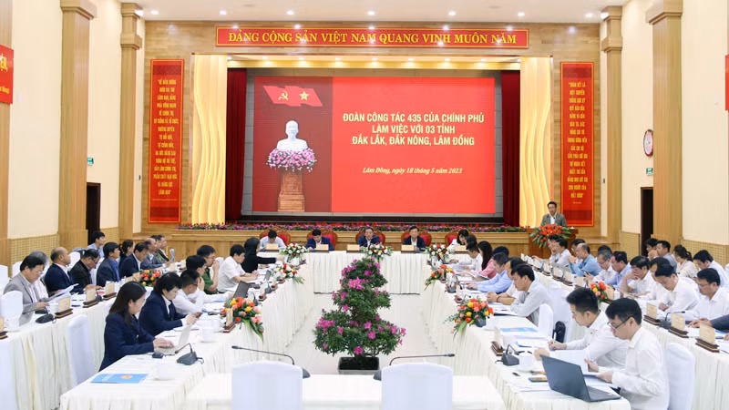 Quang cảnh buổi làm việc.