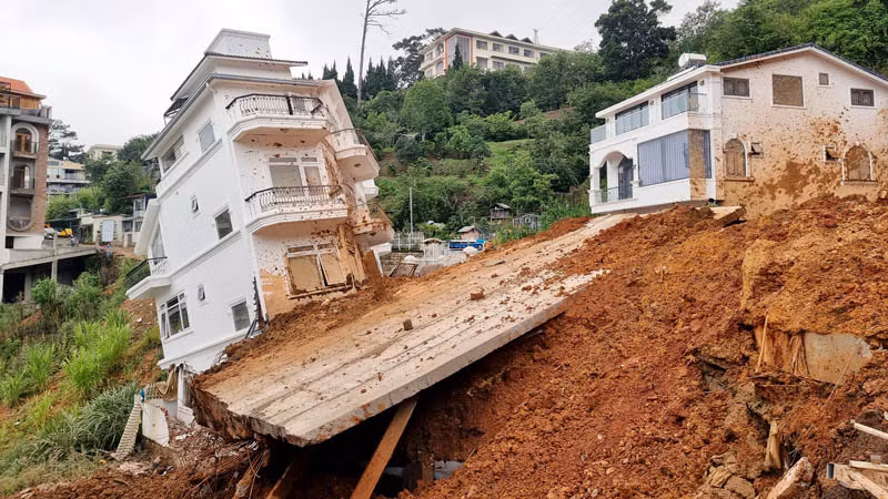 Vụ sạt lở đã làm dịch chuyển ngôi nhà xây kiên cố.
