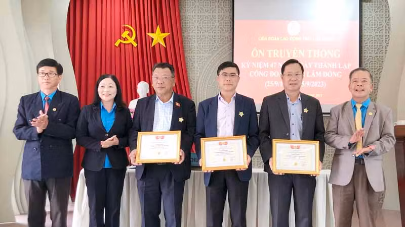 Trao Kỷ niệm chương Vì sự nghiệp xây dựng tổ chức Công đoàn tặng các cá nhân.