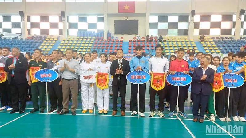 Ban tổ chức trao cờ lưu niệm cho các đội tham gia giải.