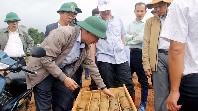 Khi khoan sâu 8-12m thì tầng địa chất tại khu vực dự án chủ yếu là đất cao lanh, đất mùn, độ kết dính kém và thấm nước cao. Khi khoan sâu 8-12m thì tầng địa chất tại khu vực dự án chủ yếu là đất cao lanh, đất mùn, độ kết dính kém và thấm nước cao.