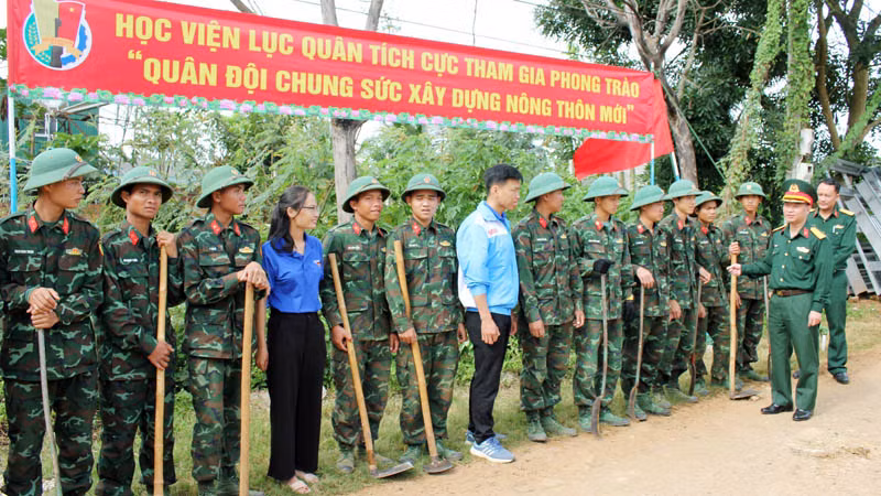 Cán bộ, chiến sĩ Học viện Lục quân tích cực tham gia phong trào xây dựng nông thôn mới tại địa phương.