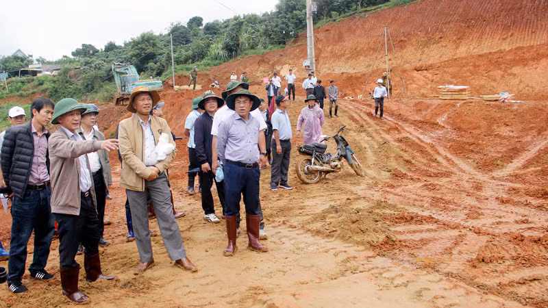 Chủ tịch Ủy ban nhân dân tỉnh Lâm Đồng Trần Văn Hiệp kiểm tra thực tế hiện trường và có những chỉ đạo xử lý sự cố.