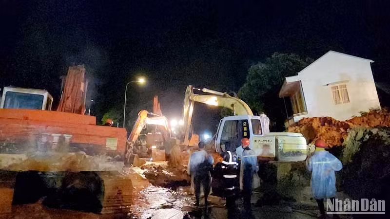 Các lực lượng triển khai công tác tìm kiếm nạn nhân trong đêm 30/7.